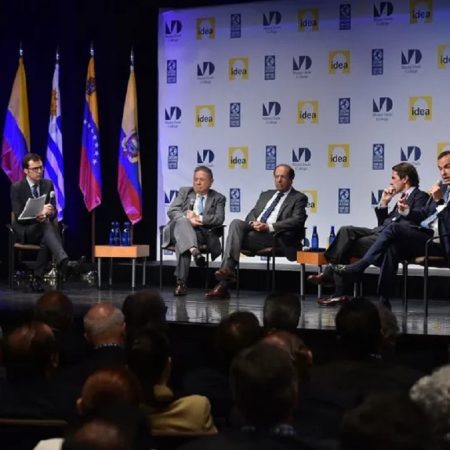 Expresidentes piden al Papa intermediar por una transición en paz en Venezuela