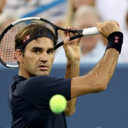 El suizo Roger Federer derrotó este sábado al belga David Goffin, quien tuvo que retirarse en el segundo set por problemas físicos/Foto: AFP
