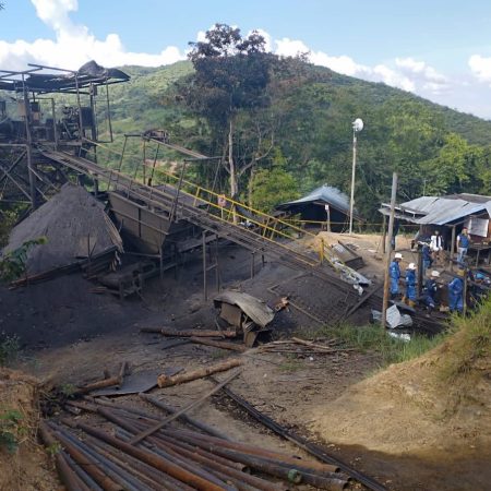 Muere minero mientras continúa búsqueda de otros 14 atrapados en mina colombiana