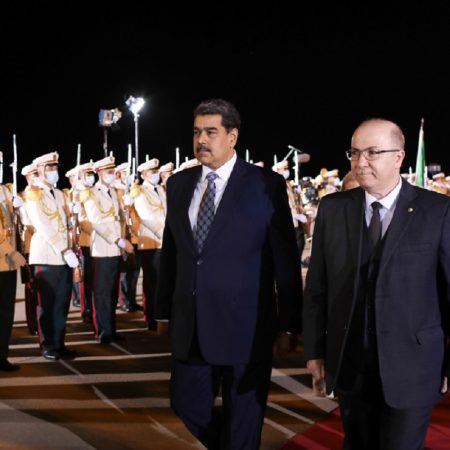 Nicolás Maduro arribó a Argelia, segunda parada de su gira internacional