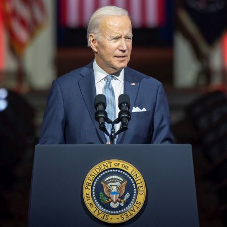 Biden llama a defender la democracia frente a Trump y sus seguidores
