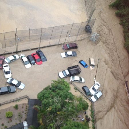 Más de 100 vehículos dañados por inundaciones en zonas cercanas a Caracas