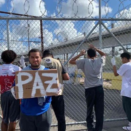 Venezolanos deportados protestan pacíficamente en puente entre México y EE.UU.