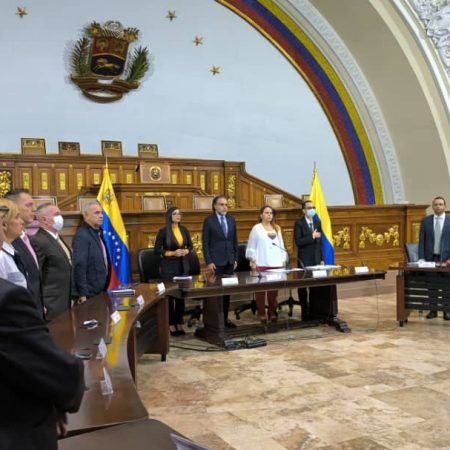 Parlamento oficialista establece grupo de amistad legislativa con Colombia
