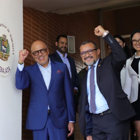 Parlamento oficialista recibe, de forma simbólica, sede de embajada en Brasil