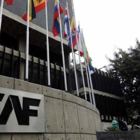 CAF aprueba un préstamo por 77 millones de dólares a El Salvador para telemedicina