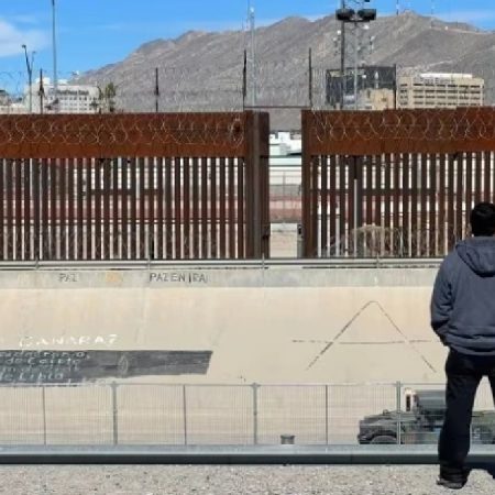 Un hombre en Juárez, México, de pie frente a la frontera norte de Estados Unidos. La entrada a los EE. UU., ya sea legalmente o no, sigue siendo extremadamente complicada y se ha corrido la voz entre los inmigrantes de que Canadá es probablemente un lugar de aterrizaje significativamente mejor. (Paul Hunter/CBC)