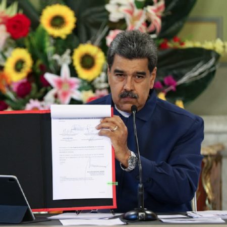 Maduro firma la ley "para quitar bienes a corruptos y narcotraficantes"
