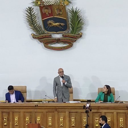 Jorge Rodríguez respalda medidas para "mejorar ingresos"