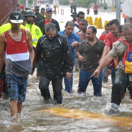 El titular de Transporte y Obras Públicas recorrió las zonas afectadas. (Foto Cortesía Alcaldía)