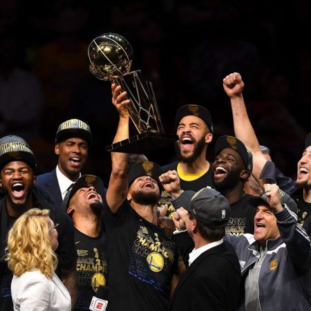 Los Warriors extendieron su dinastía al ganar su segundo titulo corrido y el tercero en cuatro años./Foto: AFP