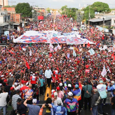 Maduro cerró campaña en Valencia: Voy a hacer de Venezuela una patria próspera