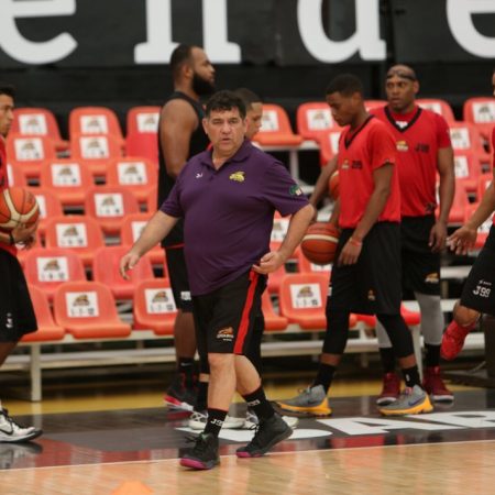 Guillermo Vecchio está al frente de los entrenamientos de los crepusculares desde el primer día./Foto: Prensa Guaros