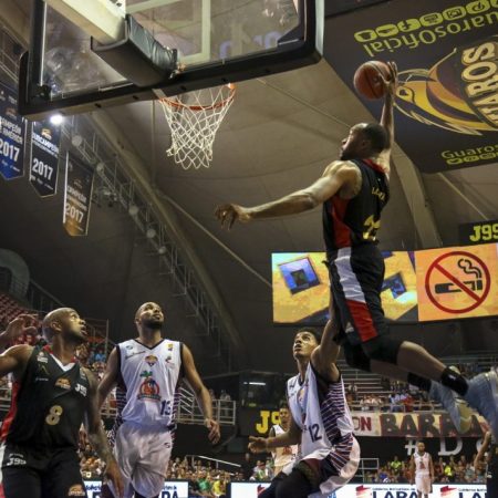 Guaros desplegó su poderoso ataque para arrollar a Gigantes en el inicio de las semifinales./Foto: Prensa Guaros