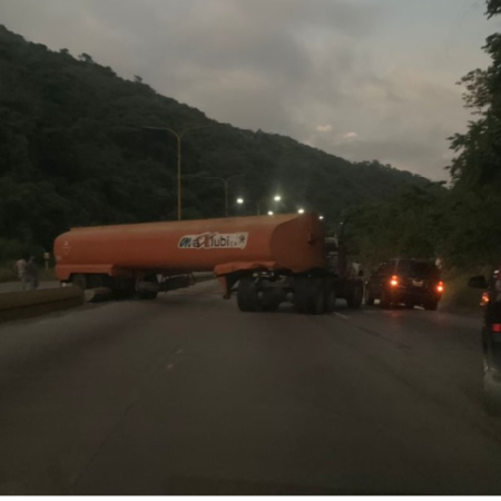 El vehículo de carga se apagó en plena subida. Foto cortesía