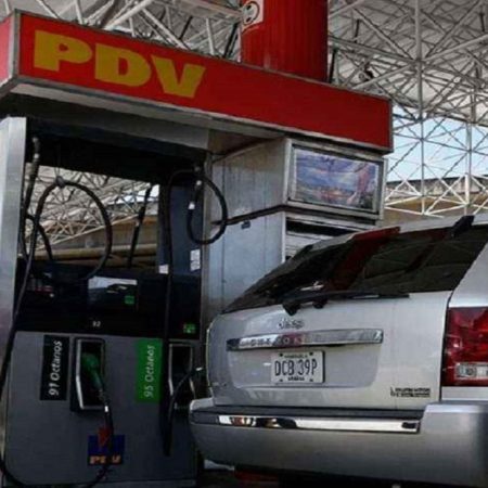 VOA: Pdvsa exige pagar facturas a gasolineras que venden combustible en dólares