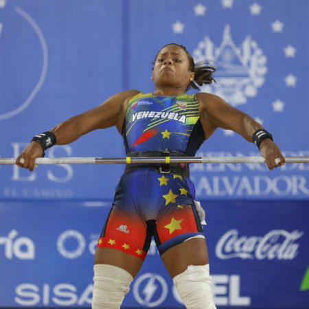 Genesis Rodríguez de Venezuela ganó medalla de bronce en levantamiento de pesas 59 kg femenino durante los Juegos Centroamericanos y del Caribe en San Salvador (El Salvador). Foto EFE.