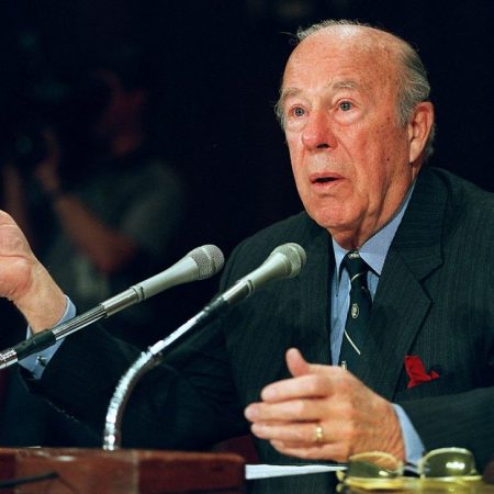 George Shultz Foto tomada en 2000 por AFP