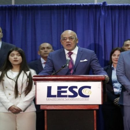 La delegación del gobierno de Maduro en Barbados entre la que se encuentra Nicolás Maduro Guerra y Camila Fabri, esposa de Alex Saab Foto: Venezolana de Televisión / X.