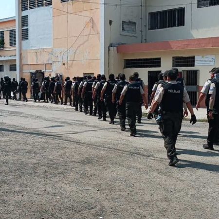 Fotografía cedida por el Servicio Nacional de Atención Integral a Personas Adultas Privadas de la Libertad (SNAI) de Ecuador que muestra a policías que ingresan a la Penitenciaría de Guayaquil (Ecuador).  Foto EFE