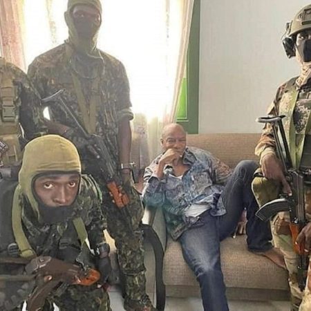 El presidente de Guinea, Alpha Condé, flanquado por militares. Foto EFE