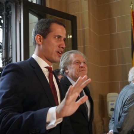 El presidente interino de Venezuela, Juan Guaidó, hace su entrada a la sede de la OEA en Washington, invitado por el secretario general de la organización continental, Luis Almagro. ( Foto VOA Noticias)