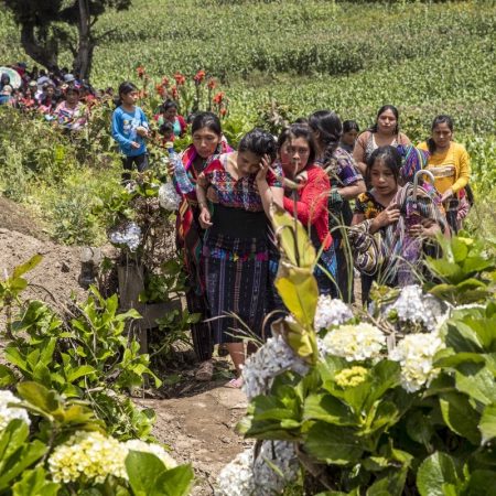ecinos y familiares asisten al entierro de los restos del menor Pascual Melvin Guachiac Sipac de 13 años,. /Foto EFE
