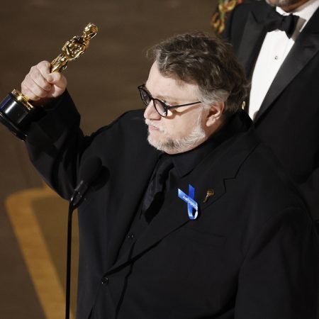 Guillermo Del Toro celebra el Oscar de su película Pinocchio. Foto EFE