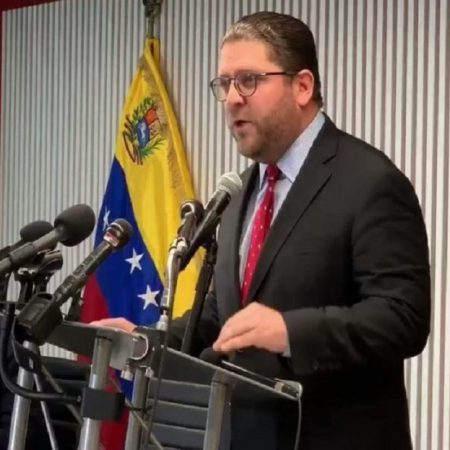 El ministro consejero de la Embajada, Gustavo Marcano. EFE