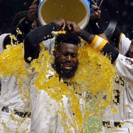 Josh Harrison se convirtió en el héroe de los Piratas con su jonrón ganador./Foto: AFP
