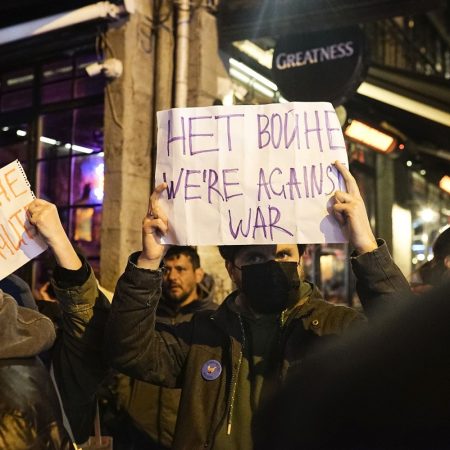 Protesta en Rusia contra la invasión a Ucrania. (Foto cortesía El País=