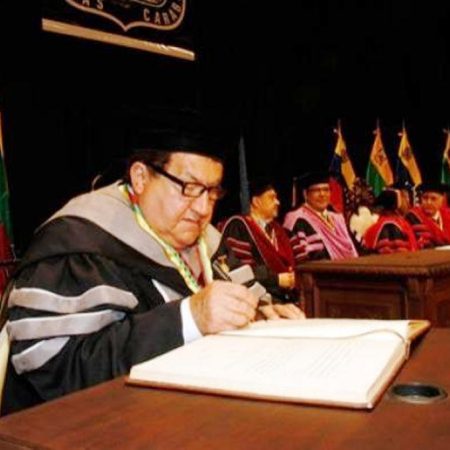Alfredo Fermín al recibir el título de Doctor Honoris Causa conferido por la Universidad de Carabobo. (Foto Archivo)