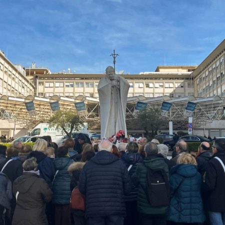 Un grupo de peregrinos de una parroquia de Turín (norte) reza frente al hospital Gemelli de Roma donde permanece ingresado el papa Francisco. Foto  EFE/ Claudia Sacristán
