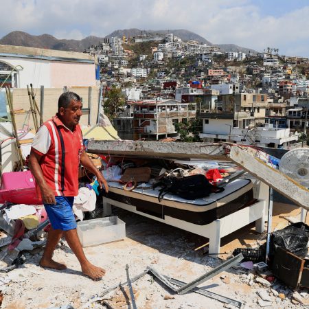 La frustración y desesperación crecen en Acapulco a cinco días del golpe del huracán Otis. Foto: EFE.