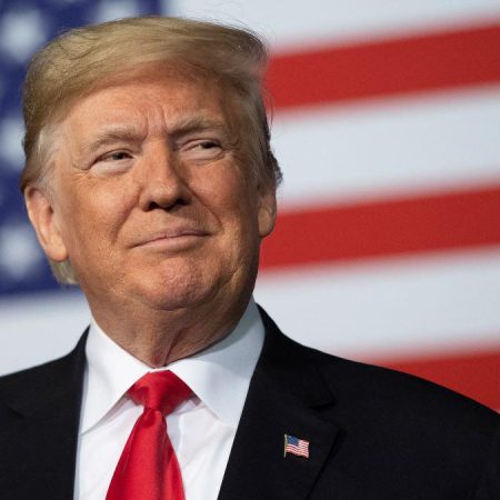 Daniels deberá pagar honorarios legales a Trump en su demanda por difamación