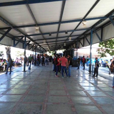 En los pasillos de la facultad se observó poca presencia de estudiantes. (Foto: Kevin Arteaga)