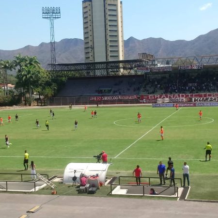 Partido entre el Carabobo  y el Deportivo La Guaira en el Misael Delgado. / Foto Diego Bolívar