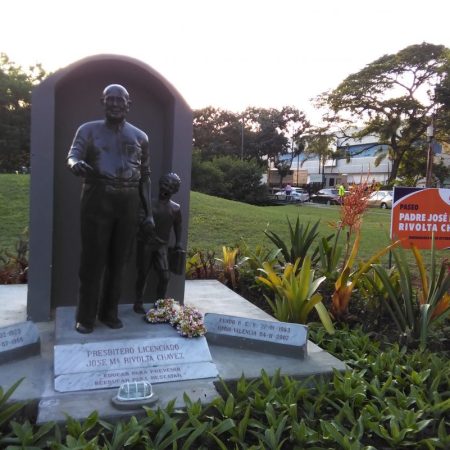 El artista carabobeño Adolfo Estopiñan tardó tres meses en realizar la escultura de Rivolta.
(Foto: Kevin Arteaga)