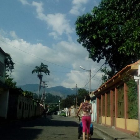 Maritza Caravallo camina más de ocho kilómetros diarios para tener agua. (Foto Nina Gabriella Bortolussi)