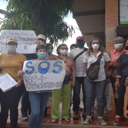 "Esto no se aguanta": Vecinos de San José pasan la cuarentena en medio de apagones