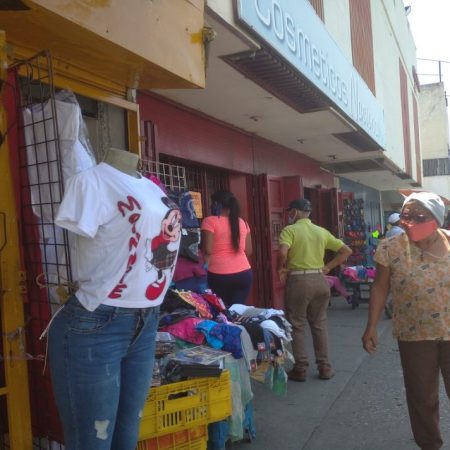 La necesidad obliga a comerciantes de la avenida Lara a romper la cuarentena