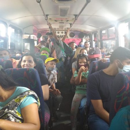Pasajeros temerosos ante poco distanciamiento físico en transporte público