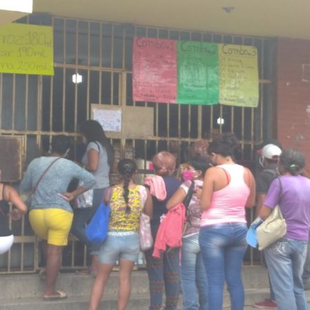 El distanciamiento físico poco se cumple en calles de Valencia
