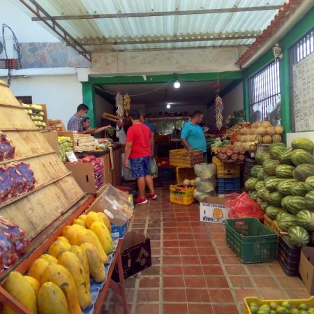 Estacionamiento acondicionado como frutería  en urbanización El Remanso. Foto Francis Tineo
