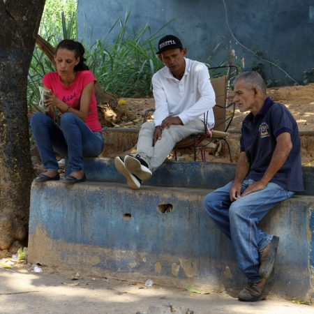 Familiares en Morgue de Valencia.