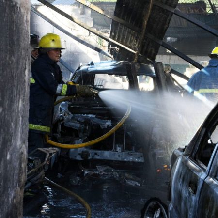 Incendio taller en avenida padre alfonso al sur de Valencia.