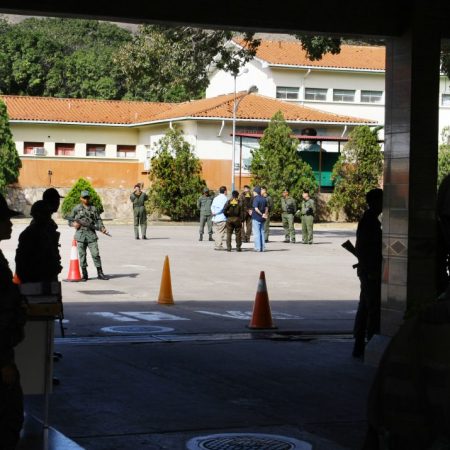 Visita de diputados a la 41 brigada blindada en Naguanagua.