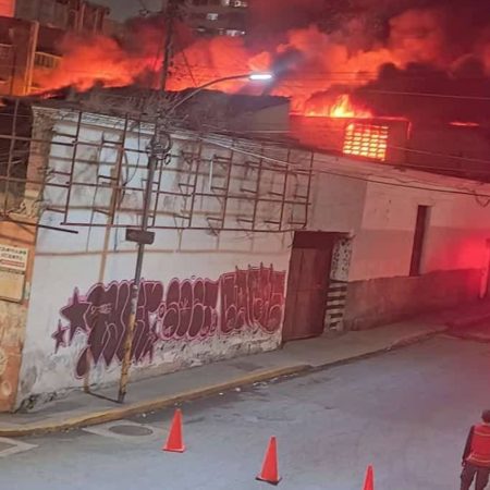 Incendio en taller mecánico en Caracas. Foto cortesía