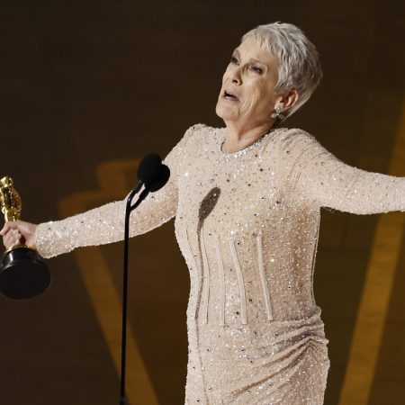 Jamie Lee Curtis, Oscar a la mejor actriz de reparto por su papel en 'Everything Everywhere All at Once' .  Foto EFE