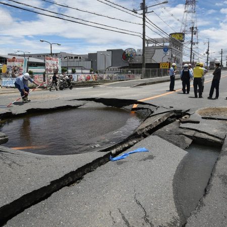 Una carretera colapsó tras el terremoto. Foto AFP